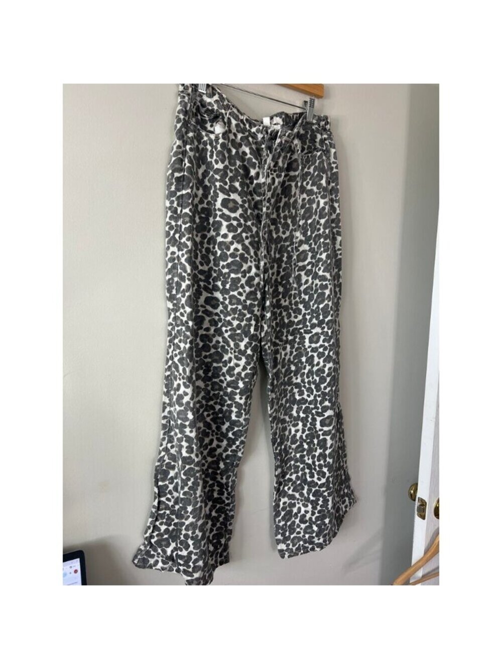 NEW Splendid Lounge Leopard Wide Leg Lounge Denim Jeans Gray White Size: Large - Picture 3 of 6